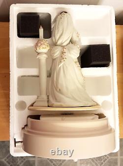 Avon Mrs Albee Musical Porcelain Bridal Figurine Bach Minuet # 3 Presidents Club