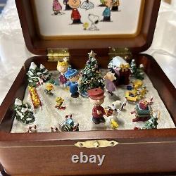 Danbury Mint The Peanuts Christmas Music Box Hark the Herald Angels Sing Snoopy